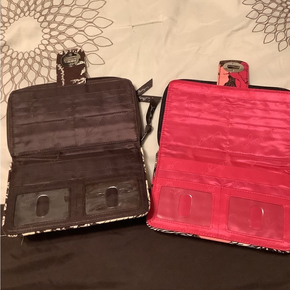 Set of 2 Vera Bradley turn lock wallets. - Picture 4 of 5